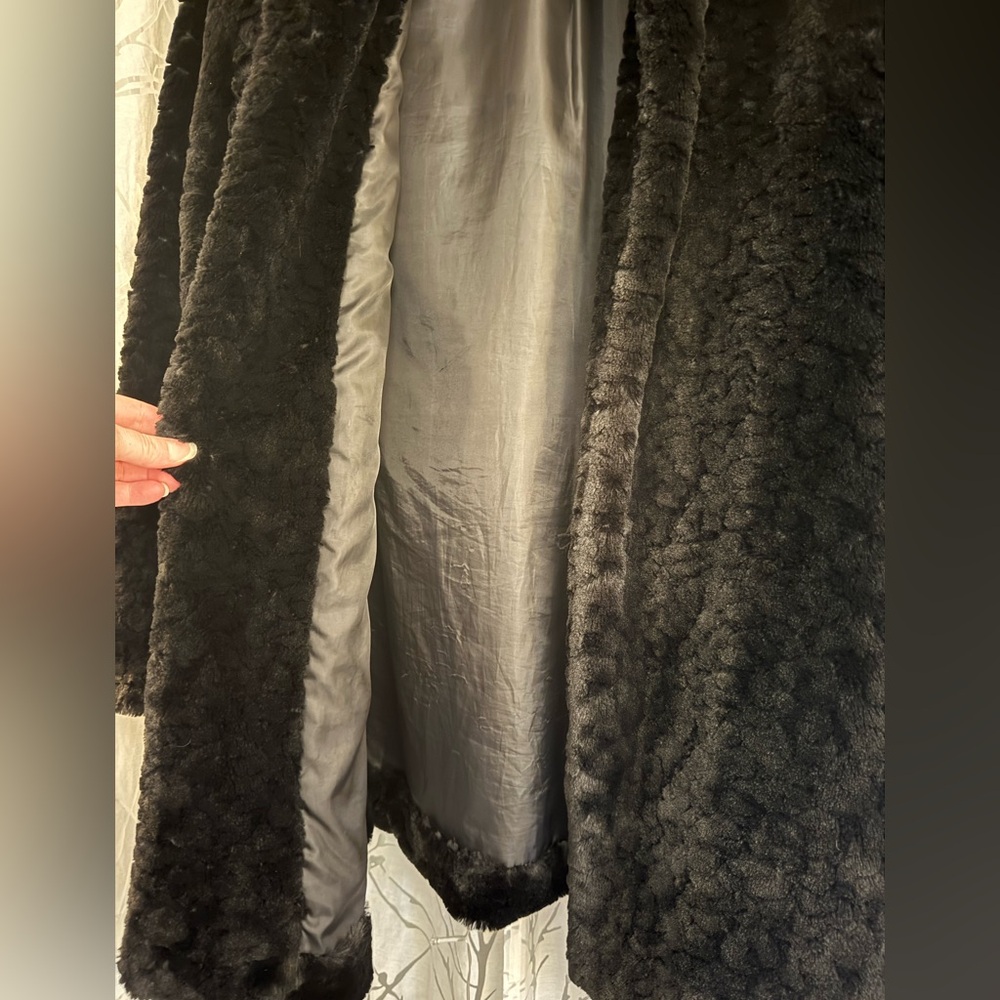 Elegant Black Faux Fur Coat - Picture 5 of 6